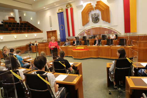Landtagspräsidentin Verena Dunst begrüßte die Schülerinnen und Schüler aus der LFS Güssing