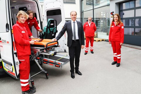 Landesrat Leonhard Schneemann mit den Rotkreuz-Zivildienern Simon Minarik und Leo Pieringer sowie den Rotkreuz-Landesgeschäftsleitern Thomas Wallner und Tanja König (v.l.).