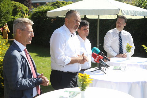 Informierten über die Übernahme und den Ausbau des Wohlfühlhotels und der Brennerei Lagler in Kukmirn. V.l. Josef Puchas, LH Hans Peter Doskozil, LR Christian Illedits, WiBuG-GF Harald Zagiczek