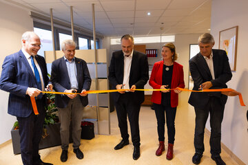 Mag. Franz Öller, MBA, MPH (kaufmännischer Geschäftsführer der Gesundheit Burgenland und Geschäftsführer der Gesundheitsservice Burgenland), Univ.-Prof. Dr. Stephan Kriwanek (medizinischer Geschäftsführer der Gesundheit Burgenland), Landeshauptmann Hans Peter Doskozil, Dr. Irisz Balint (Gynäkologin) und Vinzenz Knor (Bürgermeister von Güssing) beim Startschuss für die neue gynäkologische Versorgung in Güssing vor einem Jahr (Archivbild)