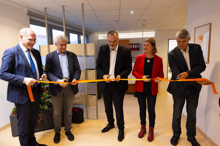 Mag. Franz Öller, MBA, MPH (kaufmännischer Geschäftsführer der Gesundheit Burgenland und Geschäftsführer der Gesundheitsservice Burgenland), Univ.-Prof. Dr. Stephan Kriwanek (medizinischer Geschäftsführer der Gesundheit Burgenland), Landeshauptmann Hans Peter Doskozil, Dr. Irisz Balint (Gynäkologin) und Vinzenz Knor (Bürgermeister von Güssing) beim Startschuss für die neue gynäkologische Versorgung in Güssing vor einem Jahr (Archivbild)