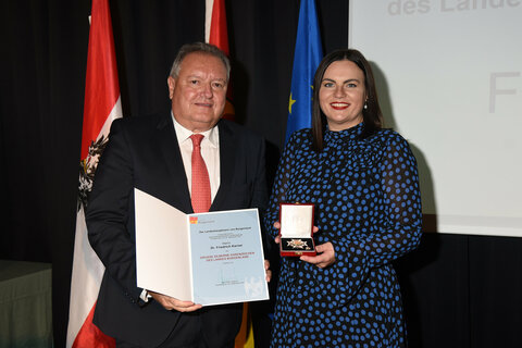 Dr. Friedrich Karner aus Neusiedl am See bekam von Landeshauptmann-Stellvertreterin Astrid Eisenkopf Große Silbernen Ehrenzeichen des Landes Burgenland überreicht