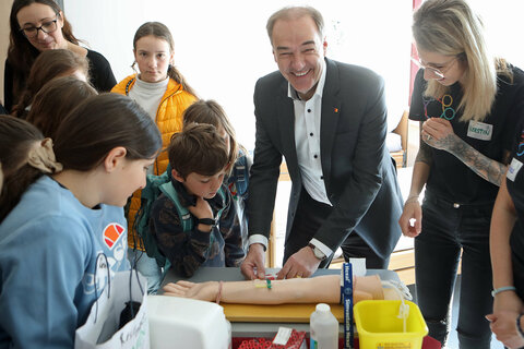 Landesrat Dr. Leonhard Schneemann probierte die Berufe bei den Stationen selbst aus.
