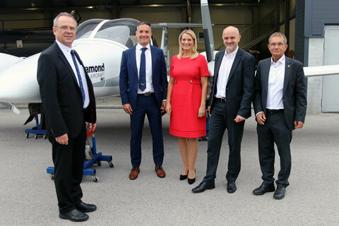 Dipl.Ing. Viktor Selinger, Schulleiter HTL Eisenstadt, Ing. Markus Fischer BA, Diamond Aircraft, Mag.a (FH) Daniela Winkler, Landesrätin für Bildung, HR Mag. Heinz Josef Zitz, Bildungsdirektor Burgenland, Dipl.-Ing. Martin Volck, Diamond Aircraft (v.l.).