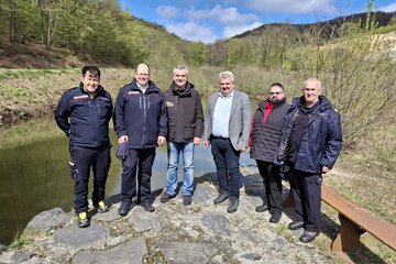 Landesrat Heinrich Dorner überzeugte sich vor Ort bei der Übung „ForestFire“ am Kalten Bründl von der engen Abstimmung der Einsatzkräfte beider Länder zur effektiven Bekämpfung von Vegetationsbränden.