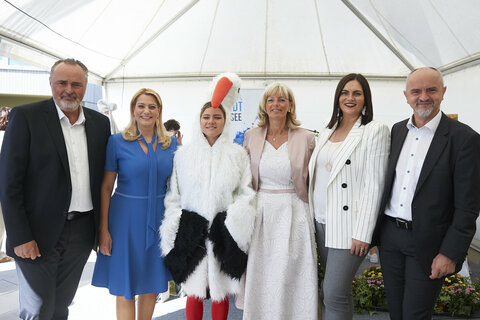 Gruppenbild anlässlich der Eröffnung des Kindergarten Storchennest in Neusiedl am See mit (v.l.n.r..) Landeshauptmann Mag. Hans Peter Doskozil, Landesrätin Mag.a (FH) Daniela Winkler, Storchenmaskottchen, Bürgermeisterin LAbg. Elisabeth Böhm, Landeshauptmannstellvertreterin Mag.a Astrid Eisenkopf, Bildungsdirektor Mag. Heinz Josef Zitz