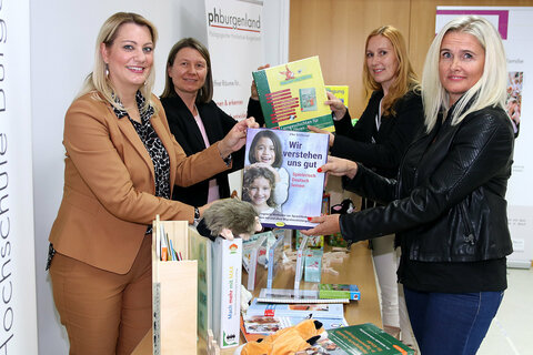 Bildungslandesrätin Daniela Winkler übergibt zwei Absolventinnen des Hochschullehrgangs „Alltagsintegrierte Sprachförderung“ in den Kindergärten Materialboxen mit Utensilien zur Sprachbildung. V.l.: LRin Daniela Winkler, PH-Rektorin Sabine Weisz, Sabine Lendway, Tamara Falb.