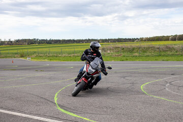 Das Land Burgenland fördert auch 2026 wieder Warm-up-Trainings und Fahrsicherheitstrainings für Bikerinnen und Biker. Trainings können bei den Mobilitätsclubs ARBÖ und ÖAMTC wie auch burgenländischen Fahrschulen gemacht werden (Archivbild Fahrsicherheitszentrum Neutal)