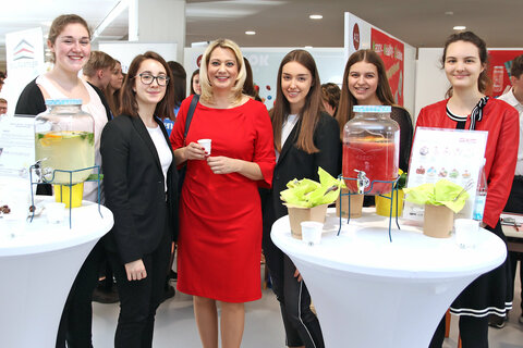 LRin Mag.a Daniela Winkler mit Schülerinnen der HLW Theresianum Eisenstadt, die mit ihrer Übungsfirma im Lebensmittelhandel tätig waren