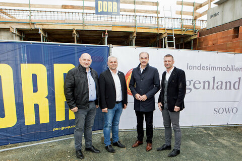 Landesrat Dr. Leonhard Schneemann (2.v.r.) mit Bürgermeister Christian Pinzker (2.v.l.) sowie Norbert Benedek (l.) von SOWO - So wohnt Burgenland GmbH) und dem Technischen Niederlassungsleiter für das Burgenland von PORR, Klaus Tremmel (r.) bei der Feier in Unterkohlstätten.