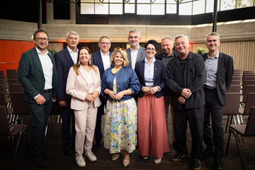 Feierliche Inbetriebnahme des Kulturzentrums Güssing. Bei der Gesprächsrunde zur feierlichen Inbetriebnahme des Hauses wurde die Bedeutung des Projekts für die Region deutlich. Am Foto von links nach rechts: Landtagsabgeordneter Jürgen Dolesch, Bürgermeister Vinzenz Knor, Intendantin Marianne Resetarits (Musical Güssing), Geschäftsführer Gerald Goger (Burgenland Holding), Geschäftsführerin Claudia Priber (Kultur Burgenland), Landesrat Heinrich Dorner, Geschäftsführerin Jutta Benedek (Landesimmobilien Burgenland), Gerhard Eder (eep architekten ZT-GmbH), Intendant Andreas Vitàsek (Kultur Sommer Güssing) und Gregor Tritthart (Tritthart + Herbst Architekten Ziviltechniker GmbH).