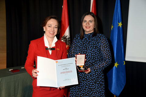 Karin Lehner, Pöttsching, mit Landeshauptmann-Stellvertreterin Astrid Eisenkopf, die ihr das Silberne Ehrenzeichen des Landes Burgenland überreichte