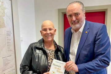 Andrea Kdolsky brachte zum Arbeitsgespräch mit Landeshauptmann Doskozil auch ihr neues Buch mit, das sich mit dem Leben mit einer Krebsdiagnose auseinandersetzt und viele der Themen aufgreift, die künftig auch im Maggie’s Centre Platz finden sollen.