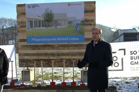 Soziallandesrat Leonhard Schneemann beim Spatenstich