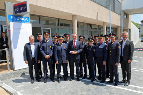 Landesrat Mag. Heinrich Dorner (r.) mit Bundesminister Mag. Gerhard Karner und Bürgermeister Gerhard Petschowitsch, BA, MSc (l.), Landespolizeiinspektor Mag. Martin Huber (2.v.r., vorne), Postenkommandant, Kontrollinspektor Georg Schedl (3.v.l., vorne) und den Polizistinnen und Polizisten der neuen Polizeiinspektion in Horitschon.