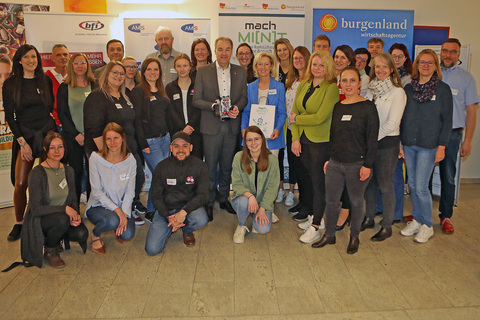 Landesrat Dr. Leonhard Schneemann (Mitte, stehend) mit allen Protagonistinnen und Protagonisten der Berufsstände beim heutigen Mach Mi(n)t-Workshop im BFI Oberwart.
