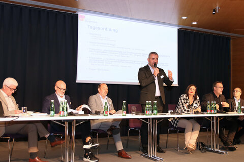 Landesrat Mag. Heinrich Dorner (stehend) beim Runden Tisch zur Trockenheit im Seewinkel