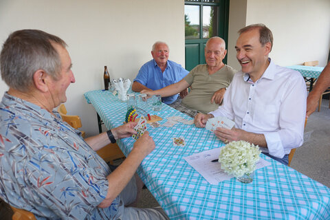 Auch das obligatorische Schnaps-Turnier mit den örtlichen Pensionisten durfte nicht fehlen