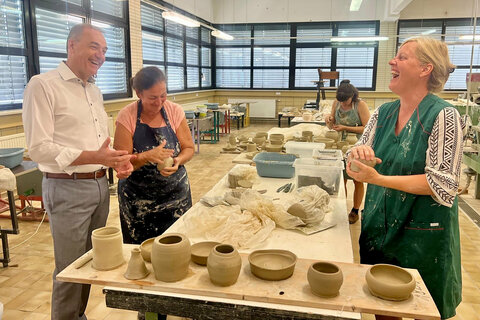 Wirtschaftslandesrat Dr. Leonhard Schneemann besuchte die Ceramico GmbH in Stoob, wo der neue Ceramico Campus entsteht.