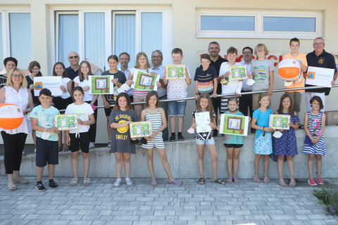 Landesrat Mag. Heinrich Dorner (6.v.r. hinten) mit Direktorin Theresia Trummer BEd (vorne l. mit Ball), Bürgermeister Jürgen Karall (4.v.r. hinten), Geschäftsführer Martin Bierbauer (Zivilschutzverband, 4.v.l. hinten) und Bezirksstellenleiter Martin Haas (Zivilschutzverband, r. hinten stehend), Norbert Sulyok, 3. Vizepräsident des Zivilschutzverbandes (9.v.l. hinten), HR Mag. Jürgen Neuwirth, Bildungsdirektion Burgenland, Bereich Pädagogischer Dienst (7.v.l. hinten) mit Lehrerin Gudrun Löschnauer-Kutrovats Dipl-Päd (l. hinten) sowie den Schülerinnen und Schülern der 3. und 4. Klasse der Volksschule Markt St. Martin.