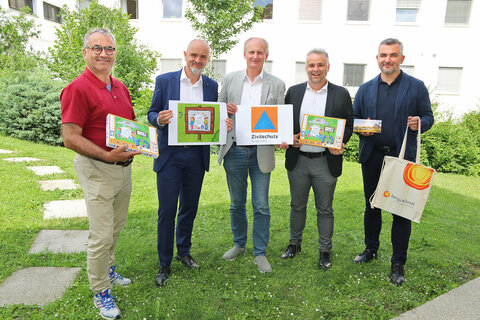 Die Gewinner der Initiative „Safety goes to school 2022“ wurden im Zivilschutzberband ermittelt. V.l.: BZSV-Vizepräsident Bgm. Norbert Sulyok, Bildungsdirektor Heinz Josef Zitz, BZSV-Präsident LAbg. Erwin Preiner, Bgm. Christian Pinzker, designierter BZSV Bezirksstellenleiter Oberwart, LR Heinrich Dorner