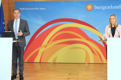 Soziallandesrat Dr. Leonhard Schneemann mit Manuela Blutmager, MA, Teamkoordinatorin der Pflege- und SozialberaterInnen der Pflegeservice Burgenland.