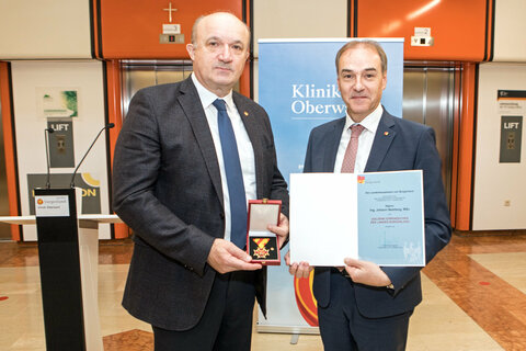 Soziallandesrat Dr. Leonhard Schneemann überreichte Ing. Johann Nestlang, MSc das Goldene Ehrenzeichen des Landes Burgenland.