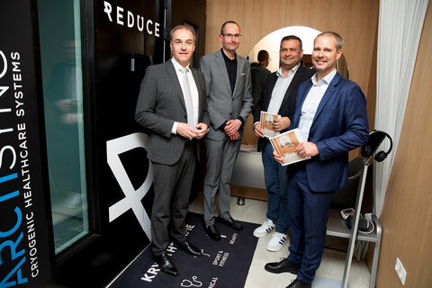 Landesrat Dr. Leonhard Schneemann, Dr. Franz Niederl, Ärztlicher Leiter des Reduce Gesundheitsresort Bad Tatzmannsdorf, Bürgermeister Stefan Laimer und Vorstandsdirektor Mag. Andreas Leitner (Reduce Gesundheitsresort Bad Tatzmannsdorf) (v.l.) besichtigten die neue Kältekammer.