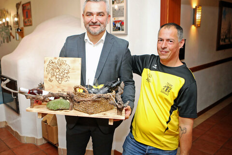 Sportlandesrat Heinrich Dorner erhielt von Hans Peter Fleck und der Sportunion Wohnheim Dornau ein Präsent überreicht.