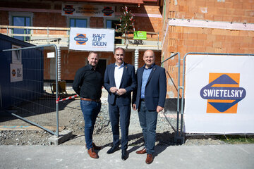 Landesrat Dr. Leonhard Schneemann (Mitte) bei der Dachgleiche des Pflegestützpunktes Königsdorf, mit dessen Bürgermeister Bundesrat Mario Trinkl (r.) und Vizebürgermeister Wolfgang Decker (l.).