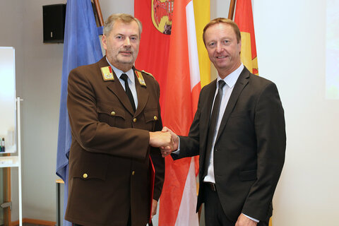 Landeshauptmannstellvertreter Johann Tschürtz mit dem neuen alten Landesfeuerwehrkommandanten LBD Ing. Alois Kögl