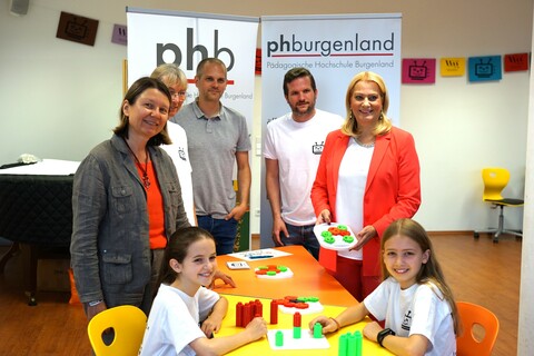 Rektorin PPH Burgenland Mag.in Dr.in Sabine Weisz, Dr. Marlene Ruiter-Gangol (PPH Burgenland), HS-Prof. Dr. Thomas Leitgeb, BEd MA MA, Leiter des Zentrums für Digitale Kompetenz der PPH Burgenland, Mag. Michael Leitgeb, Leiter des Onlinecampus Virtuelle PH, Bildungslandesrätin Mag.a (FH) Daniela Winkler mit den teilnehmenden Schülerinnen Flora Schaller und Lisa Reismüller von der Volksschule Mattersburg.