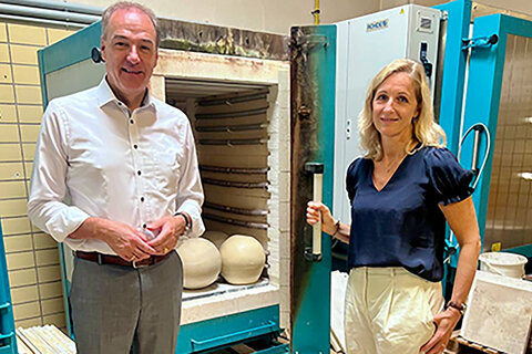 Wirtschaftslandesrat Dr. Leonhard Schneemann besuchte die Ceramico GmbH in Stoob, wo der neue Ceramico Campus entsteht.