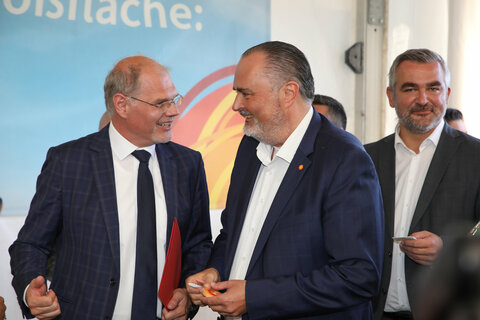 Landeshauptmann Hans Peter Doskozil im Gespräch mit Geschäftsführer Franz Öller