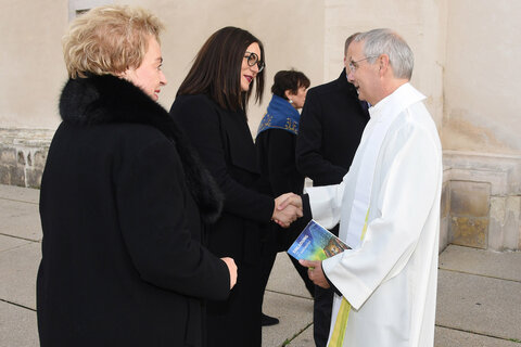 Generalvikar der Diözese Eisenstadt Michael Wüger begrüßt Landeshauptmann-Stellvertreterin Astrid Eisenkopf und Landtagspräsidentin Verena Dunst