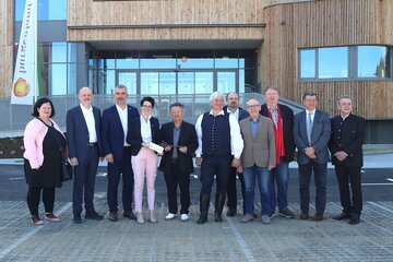 Die Schlüsselübergabe fand im Beisein von Landesrat Dorner sowie Vertreterinnen und Vertretern aller Volksgruppen statt.