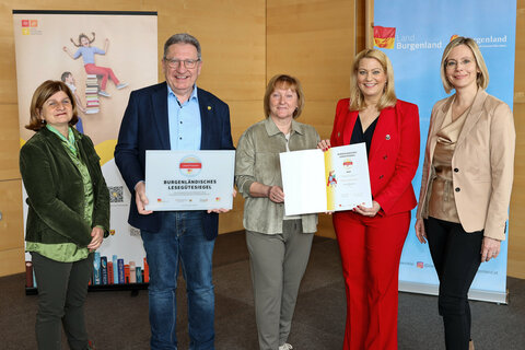Bildungslandesrätin Daniela Winkler überreichte das Burgenländische Lesegütesiegel in Gold an die Volksschule Nickelsdorf. V.l. Sonja Hanappi-Mersits, PH Burgenland, Bgm. Gerhard Zapfl, Dir.in Romana Huber, LRin Daniela Winkler, Birgit-Stiastny-Lukits, Dachmarke Lesen-Schreiben-Verstehen