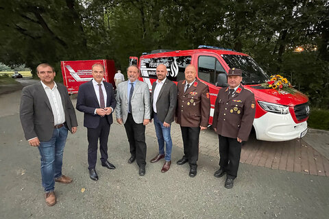 Landesrat Dr. Leonhard Schneemann (2.v.l.), Bürgermeister Joachim Raser (3.v.r.) sowie 1. Vizebürgermeister Christoph Kovacs (l.) und Bezirkshauptmann der BH Oberwart, WHR Mag. Peter Bubik (Mitte), Feuerwehrkommandant-Stellvertreter Oberbrandinspektor (OBI) Gerhard Brunner (2.v.r.) und Markt Allhaus Feuerwehrkommandant, Hauptbrandinspektor (HBI) Johann Binder (r.) vor dem neuen Kommandofahrzeug in Markt Allhau.