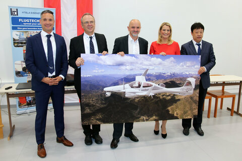 Ing. Markus Fischer BA, Diamond Aircraft, Dipl.Ing. Viktor Selinger, Schulleiter HTL Eisenstadt, HR Mag. Heinz Josef Zitz, Bildungsdirektor Burgenland, Mag.a (FH) Daniela Winkler, Landesrätin für Bildung und Yu LI PhD, President Diamond Aircraft Industries Vice (v.l.).