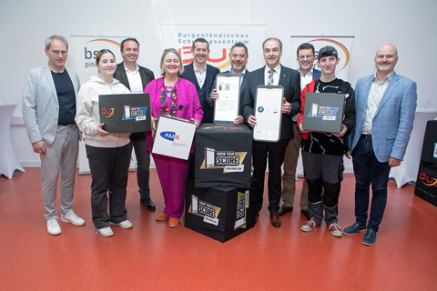 Landesberufsschule Pinkafeld-Direktor BD Dipl-Päd. Ing. Wilhelm Pfeiffer (l.), AMS Burgenland Landesgeschäftsführerin Mag.a Helene Sengstbratl (4.v.l.), BUZ-Geschäftsführer Mag. (FH) Christian Vlasich (5.v.l.), BUZ-Vorstandsvorsitzender Markus Plattner (6.v.l.), Landesrat Dr. Leonhard Schneemann (7.v.l.), BUZ-Projektmanager Mag. Manfred Schweiger (8. v.l.) und Landesberufsschule Oberwart-Schulleiter Ing. Gregor Krammer, Bed (9.v.l.).