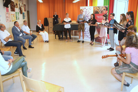 Das Burgenländische Volksliedwerk überreichte Landeshauptmann Hans Peter Doskozil das Liederbuch „Es bliaht a Blimal ganz alloan“ – Das Thema „Natur“ im burgenländischen Volksliedwerk. Dieses entstand im Zuge eines Projektes mit dem Wimmer Gymnasium Oberschützen