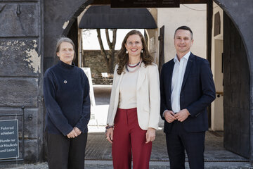 Landeshauptmann-Stellvertreterin Anja Haider-Wallner (Mitte) mit Vortragender Helga Kromp-Kolb sowie SPÖ Burgenland-Klubvorsitzender und Regierungskoordinator Robert Hergovich (v.l.) vor der Burg Schlaining.