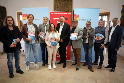 Künstler Paul Mühlbauer, Musical-Darsteller Markus Neugebauer, "Burgherr" Gilbert Lang, Musical Güssing-Intendantin Marianne Resetarits, Landeshauptmann Hans Peter Doskozil, Musiker Franz Alexander Langer, Bühnendesigner Peter Schaberl, Geschäftsführer des Tourismusverbandes, Dietmar Salmhofer und Güssings Bürgermeister Vinzenz Knor (v.l.).