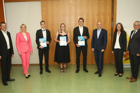 Bildungslandesrätin Daniela Winkler präsentierte gemeinsam mit Bildungsdirektor Heinz Josef Zitz und Direktor Wilfried Lercher in der HTL Pinkafeld das aktuelle Bauprogramm für Bildungseinrichtungen im Burgenland