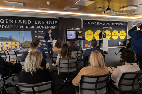 Landesrat Dr. Leonhard Schneemann und Mag. Dr. Stephan Sharma, Vorstandsvorsitzender der Burgenland Energie AG, präsentierten ein Gemeindepaket zum Thema Energiesicherheit.