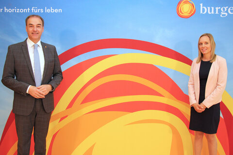 Soziallandesrat Dr. Leonhard Schneemann mit Manuela Blutmager, MA, Teamkoordinatorin der Pflege- und SozialberaterInnen der Pflegeservice Burgenland.