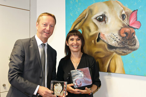 Landeshauptmannstellvertreter Johann Tschürtz eröffnete eine Ausstellung der Künstlerin Cleo Ruisz in seinen Amtsräumen