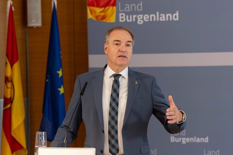 Wirtschaftslandesrat Dr. Leonhard Schneemann bei der Pressekonferenz „Burgenland Innovationsfit“.