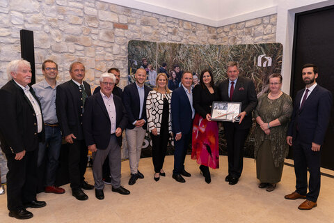 Blickten gemeinsam auf 30 Jahre grenzüberschreitenden Nationalpark zurück: (v.l.) Der frühere Nationalparkdirektor Kurt Kirchberger, LAbg. Wolfgang Spitzmüller, Landesrat a.D. Werner Falb-Meixner, Landesrat a.D. Paul Rittsteuer, LAbg. Bürgermeister Kilian Brandstätter, Nationalratsabgeordneter Bürgermeister Maximilian Köllner, Landesrätin Daniela Winkler, Landesrat a.D. Helmut Bieler, Landeshauptmann-Stellvertreterin Astrid Eisenkopf, der amtierende Direktor des Nationalparks Neusiedler See – Seewinkel, Johannes Ehrenfeldner, die Direktorin des Fertö-Hanság Nemzeti Park, Matthaea Kulcsárné Roth, Ungarns Stellvertretender Staatssekretär im Agrarministerium, Balczó Bertalan.
