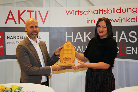 Schulqualitätsmanager Werner Zwickel, MSc, Prof. Mag. Christa Thell, Schüler Sebastian Halbbauer, LH-Stellvertreterin Mag.a Eisenkopf und Schulleiter Mag. Hannes Schmid mit dem „Bio-Innovationspreis Burgenland“